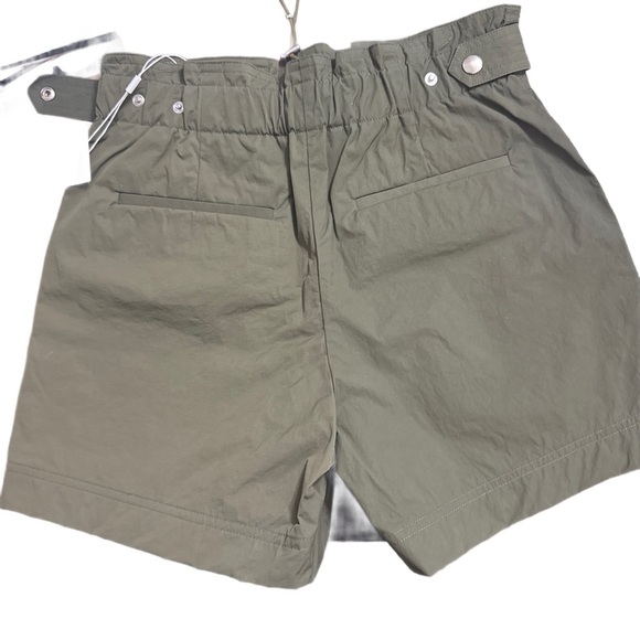 Helmut Lang paper bag shorts 
Burnt olive 
Sz small
NWT

8021 - Picture 4 of 5